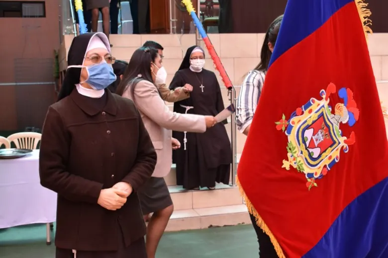 Hermana franciscana con la bandera de Quito