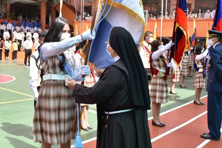 Hermana franciscana y estudiante con la bandera de Alvernia